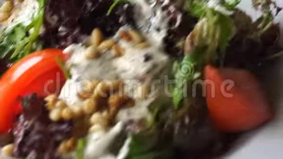 新鲜美味的沙拉和西红柿和坚果视频的预览图