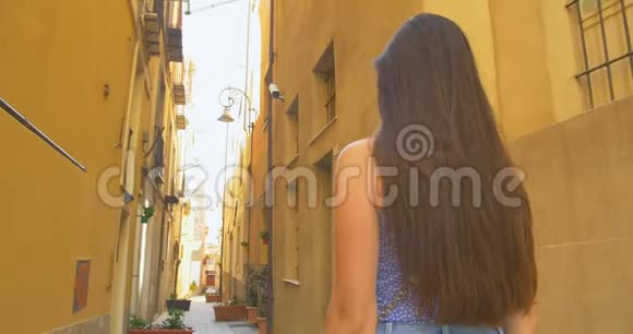 阳光明媚的一天年轻的旅游女性走上小街女孩在欧洲度假探索中世纪的古老视频的预览图