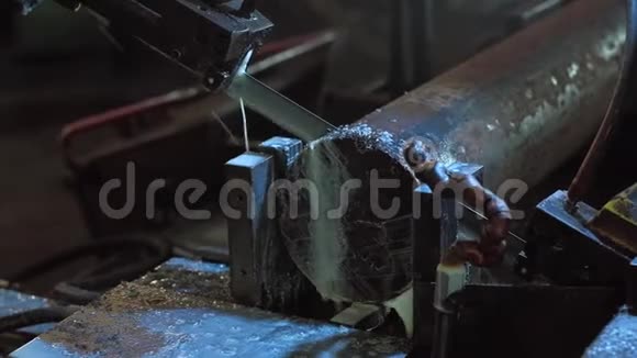 锯金属的锯条机视频的预览图