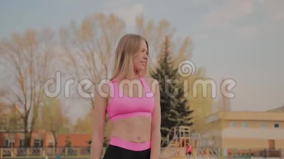 穿着运动服的女孩在体育场摆姿势视频的预览图