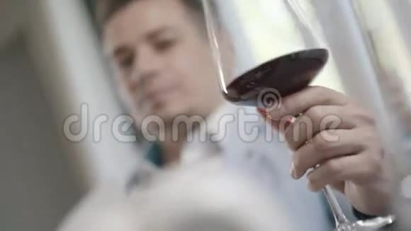 穿西装的商人拿着一杯红酒喝视频的预览图