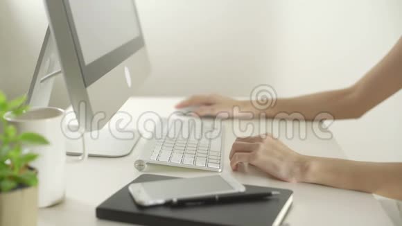 商务女性使用带有无线鼠标的电脑上网视频的预览图