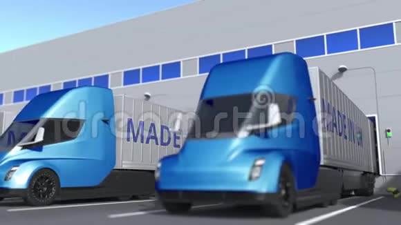 拖车卡车与英国制造的文字正在加载或卸载在仓库英国商业相关可循环3D视频的预览图