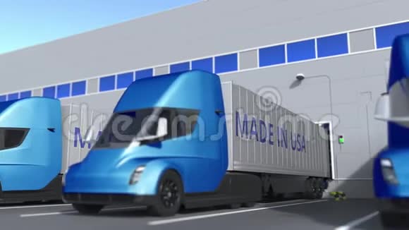 现代半挂车卡车与美国制造的文字加载或卸载在仓库与美国商业有关视频的预览图