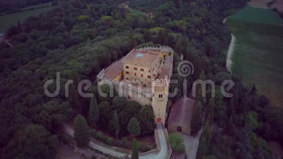从这里可以看到斯特罗扎沃普城堡奇安蒂无人机视频的预览图