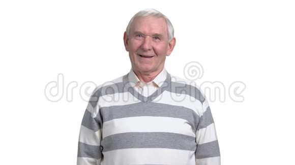 祖父在白色背景下笑视频的预览图