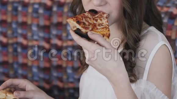 在咖啡馆里吃披萨的漂亮女孩慢慢地视频的预览图