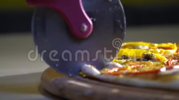 用酱汁和奶酪培根鸡肉蘑菇香瓜胡椒和奶酪切片的慢动作特写视频的预览图