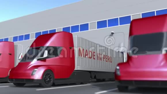 现代半挂车卡车的MADE在秘鲁文本是装载或卸载在仓库秘鲁业务相关视频的预览图