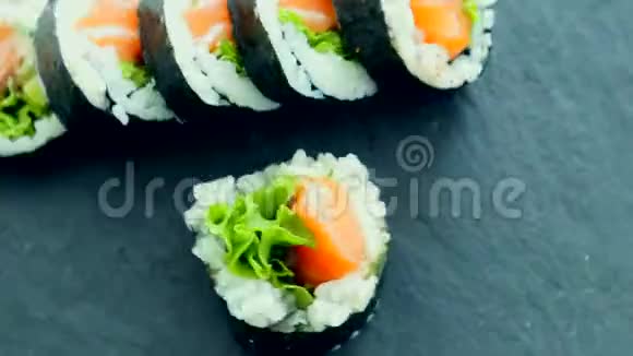 午餐时间在餐厅提供日本寿司卷提供亚洲美食视频的预览图