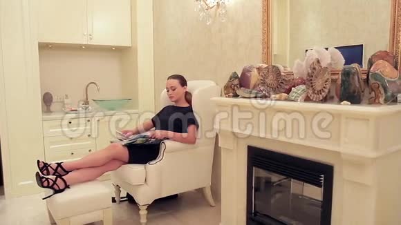 一位美丽的女士在休息室的沙发上放松视频的预览图