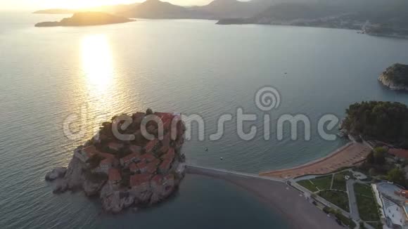 在黑山的SvetiStefan小岛和度假胜地的鸟瞰图视频的预览图