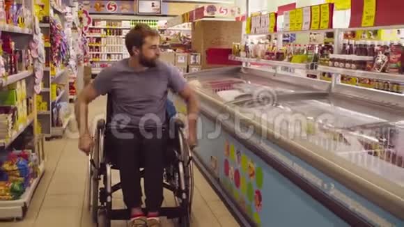 超市里一个坐轮椅的残疾人视频的预览图