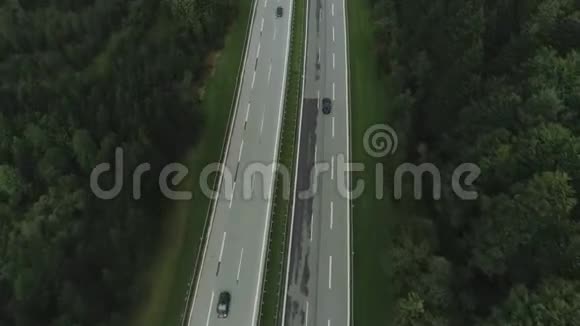 德国高速公路上的汽车快速行驶在美丽的道路上视频的预览图