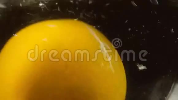 橘子溅落在水里视频的预览图