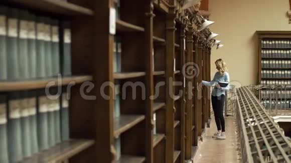 学生从图书馆的书架上拿书视频的预览图