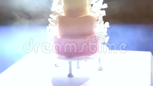 配上鲜花的白色婚礼蛋糕视频的预览图