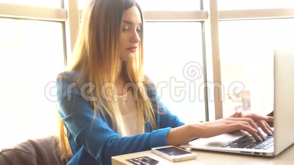 小女孩坐在网上查账户很不高兴视频的预览图