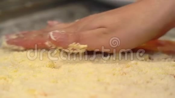 在咖啡馆的厨房里煮玛格丽塔比萨饼的过程视频的预览图