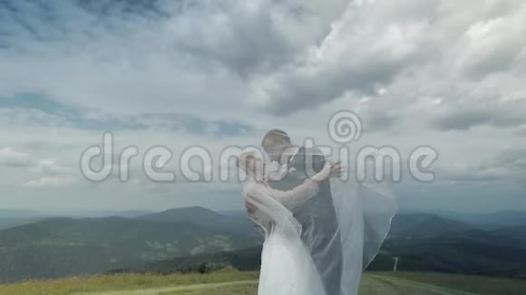 新郎新娘在山上玩得开心新婚夫妇幸福家庭视频的预览图