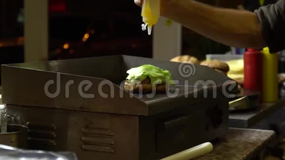厨师把莴苣叶放进去煎汉堡厨师正在做饭视频的预览图