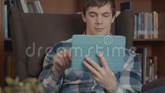 男人在电脑平板电脑上使用应用程序视频的预览图