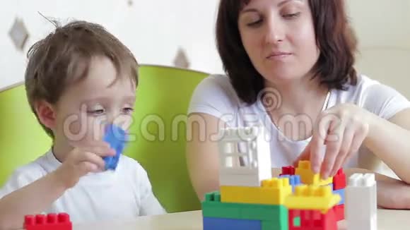 妈妈和她的孩子在玩彩色积木视频的预览图