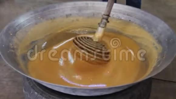 椰子糖生产真正的椰子糖是由椰子花的花蜜在热过程中搅拌直到凝结视频的预览图