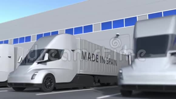 现代半挂车卡车与西班牙制造文本加载或卸载在仓库与西班牙有关的业务视频的预览图