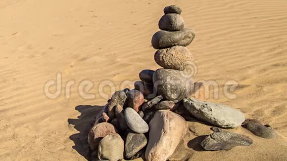 岩石禅宗金字塔的彩色石头平衡和谐和冥想的概念视频的预览图