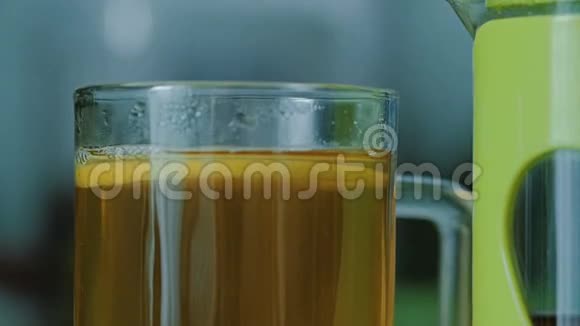 一个女人用绿茶在杯子里调糖视频的预览图
