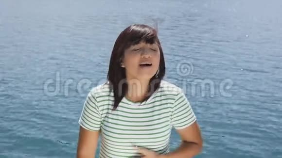蓝湖背景女歌手视频的预览图