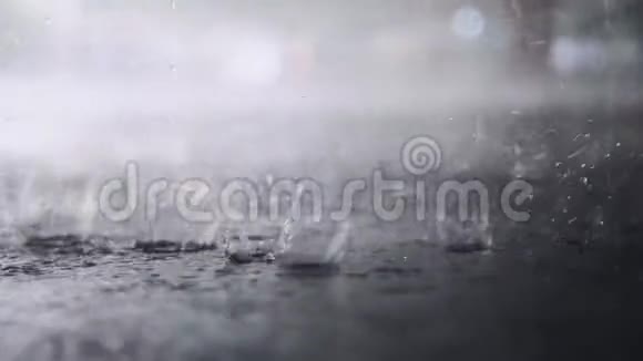 外面在下雨雨滴在水坑里破了慢动作3840x2160视频的预览图