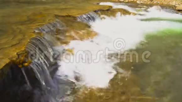 高加索山脉的湍急的山河视频的预览图