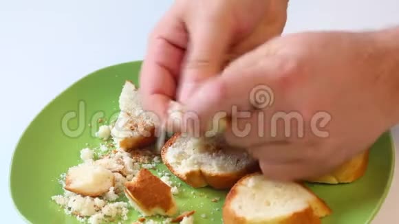 一个人正在碎白面包因为它添加了碎肉烹饪切菜与配料一起工作特写镜头视频的预览图
