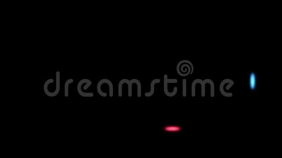 红色蓝色椭圆形状的动画光效运行在黑色背景的屏幕框架与复制空间视频的预览图