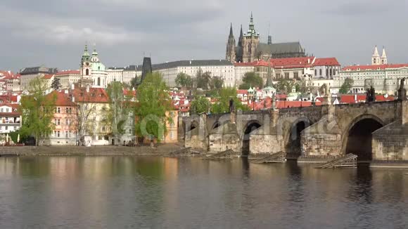 旧布拉格在多云的四月天捷克共和国视频的预览图