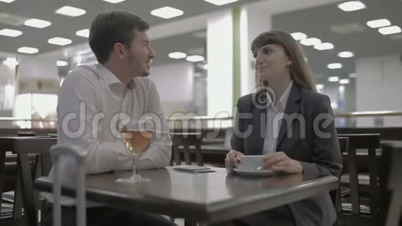 商人和女商人在机场谈论生活方式视频的预览图