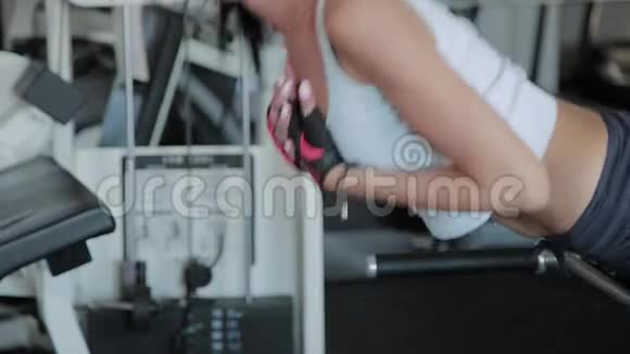 年轻漂亮的女人在健身房里表演过度伸展视频的预览图