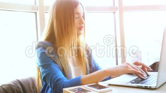 一个在笔记本电脑里工作的年轻女孩看着显示器心烦意乱视频的预览图