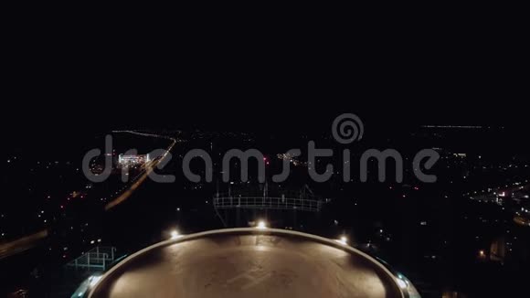 无人机飞过直升机停机坪今晚视频的预览图