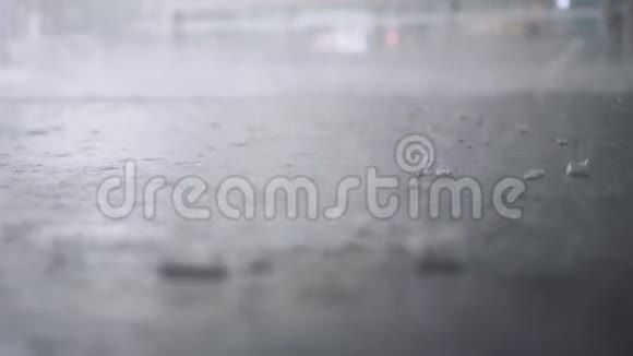 外面在下雨雨滴在水坑里破了慢动作3840x2160视频的预览图