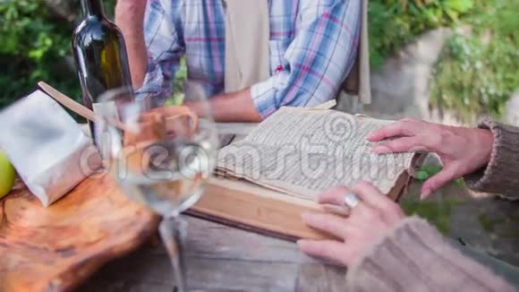 女人以阅读结束与男人继续浪漫的晚餐视频的预览图