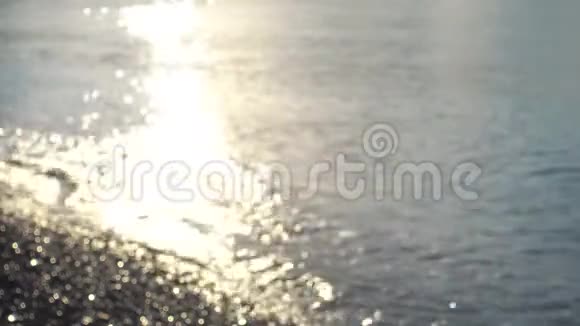 美丽的阳光和沙滩上的水波视频的预览图