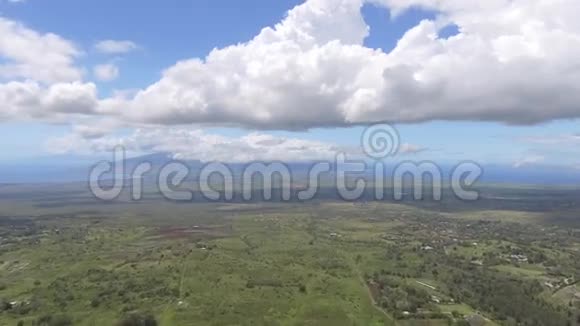夏日绿野风景蓝天白云空中无人机4k摄像视野视频的预览图