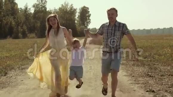 一个年轻的金发碧眼的家庭在炎热的天气里奔跑的肖像视频的预览图