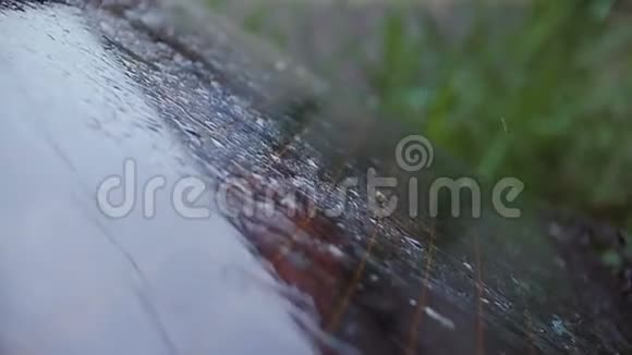 雨点落在汽车的后窗上视频的预览图
