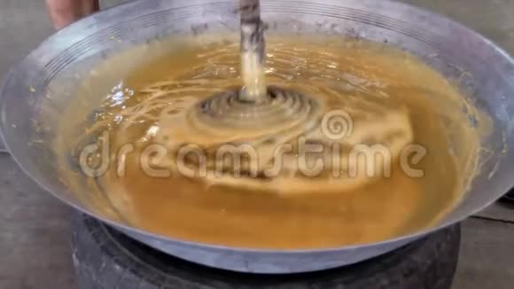 椰子糖生产真正的椰子糖是用椰子花的Nectar在热过程中搅拌直到凝结视频的预览图