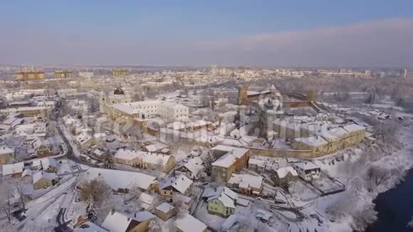 有一座古堡的冬季小镇视频的预览图