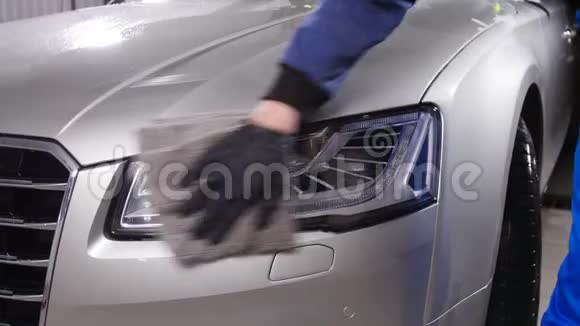汽车细节概念男人手里拿着超细纤维擦车视频的预览图